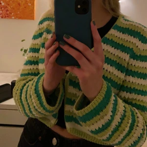 Randig kofta - Stickad randig kofta med olika nyanser av grl . Tre knappar framtill! Är i storlek M men passar även stlrre och mindre storlekar!   Ber om ursäkt för dålig kvalitet på bilderna men min kamera är sprucken🤗