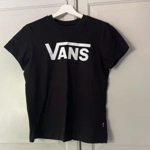 Vans t-shirt - Endast använd några få gånger❤️