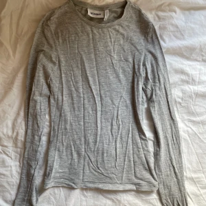 tight långärmad topp - långärmad topp från weekday med tight passform. passar xs-s. använd men det märks inte och inga defekter