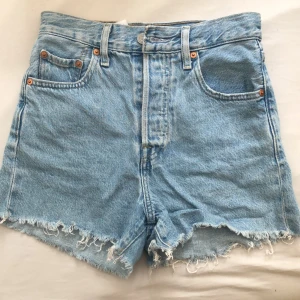 Levi’s ribcage jeans shorts - Högmidjade Levi’s shorts som jag säljer för att de ej passar längre. Inga synliga deffekter, bra skick, sällan använda. 💕