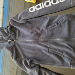 Adidas tjock tröja - Mycket. Fint skick tröjan e svart o tyvärr bort glömd