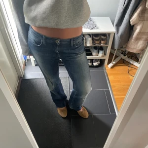 Lowwaist jeans  - Lowwaist jeans från Tommy hilfiger, helt oanvända. Sitter jättesnyggt och är i nyskick! Passar mig som vanligtvis har 36 i byxor. 