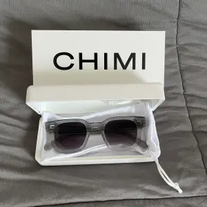 Chimi 04 grey köpta förra sommaren och användes bara då. I princip ny skick inga märken/repor/sprickor. Säljer för att jag har köpt andra brillor istället:)  Allt som man får med när man köper nya följer med( dustbag,torkduk, fodral, förpackning).   
