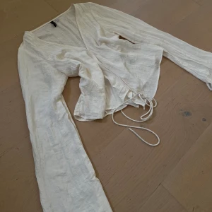 Vit blus - Jättesnygg vit blus från HM. Nästan aldrig använd och är i jättebra skick🤍