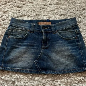 Lågmidjad jeanskjol  - Jättefin jeanskjol från levis, säljer pågrund utav att den inte passar mig☺️