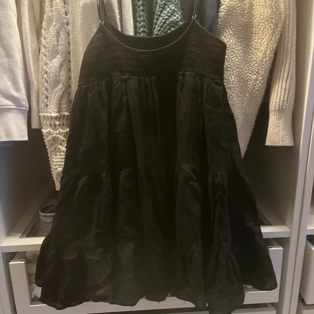 Säljer denna super snygga klänning ifrån zara!. Klänningar.
