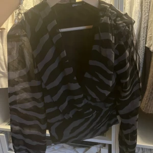 Fest topp - Säljer denna snygga fest topp från Gina tricot! Det är zebra mönster