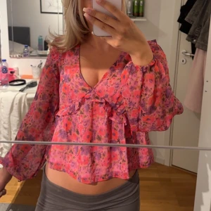 Somrig blus  - Jättefin blus som passar perfekt i sommar!! Köpt förra sommaren och känns som ny fortfarande💕🙌 (xs men själv brukar jag ha s och den passar mig)