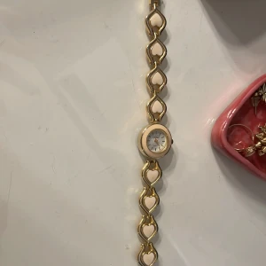 Klocka - Jättefina nästan helt använda! Är ej äkta men ändå väldigt fin!!☺️