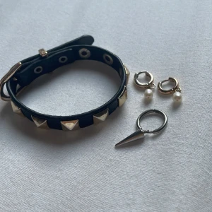 smycken  - Går att köpas för sig eller tillsammans  - inte riktig valentino 15 kr - ETT edblad örhänge silver 130 kr - guldörhängen med pärla 100 kr - skriv innan köp 💞💞