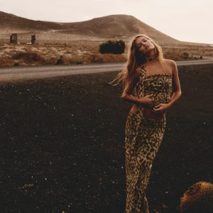 Leopard kjol - Säljer denna trendiga leopardkjolen från zara då det blev fel storlek för mig. Den är helt oanvänd, prislapp kvar och slutsåld på hemsidan. 