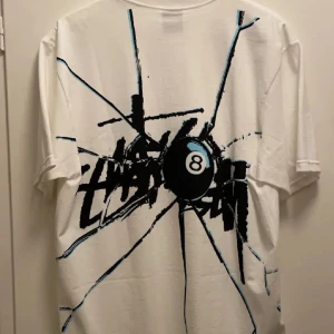 Stussy shattered tee - Använt 1 gång så tishan är i nyskick   Finns kvitto om köp. om ni behöver eller har ni frågor bara att skriva! (Deadstock) Går på stockX för 90-120€