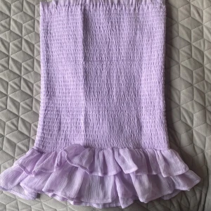 Kjol bikbok - Säljer denna fina kjol från bikbok pga att den inte kommer till användning! Den är knappt använd och köptes för ca 2 år sedan! Köptes för 200kr och säljs för 50kr + frakt, hör av dig vid fler bilder💞