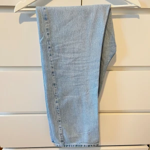 Weekday jeans - Jeansen har hög midja och raka ben. En somrig ljusblå färg i storlek W26L32. Priset inkluderar frakt 🌸
