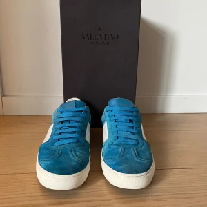 Valentino flycrew - Tjenare, säljer mina valentino flycrew då dom inte kommer till användning, i ett väldigt bra skick, alla nita finns kvar, box, extra snöre och kort medföljer, pris går att diskutera skriv gjärna om ni har frågor 😁 