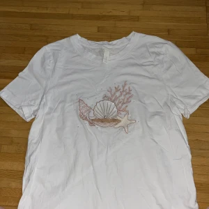 T-shirt  - Tröja från hm med pärl-detaljer i form av snäckor. Använd köp nu! 