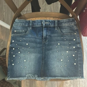 Jeanskjol  - Jeanskjol med pärlor aldrig använd. Storlek 146/152 men stretchigt material✨passar någon med storlek Xs