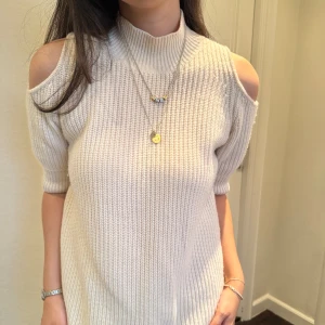 Kashmirtröja cutout - Super fin tröja i storleken S/M med cut out detaljer, går både att klä upp och ned. Den är i kashmir och ullblandning.🍀💕