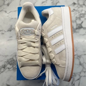 Adidas Campus 00s ”Wonder White Gum” - Helt nya och oanvända Adidas Campus 00s ”Wonder White Gum”. Storlek: 37 1/3. Pris: 1500+frakt. Skicka ett meddelande vid intresse! 