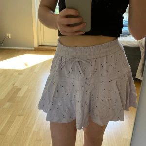 Kjol - Fin lila kjol i storlek 34 men skulle säga att den passar 32-36 då den är väldigt stretchig 🤩