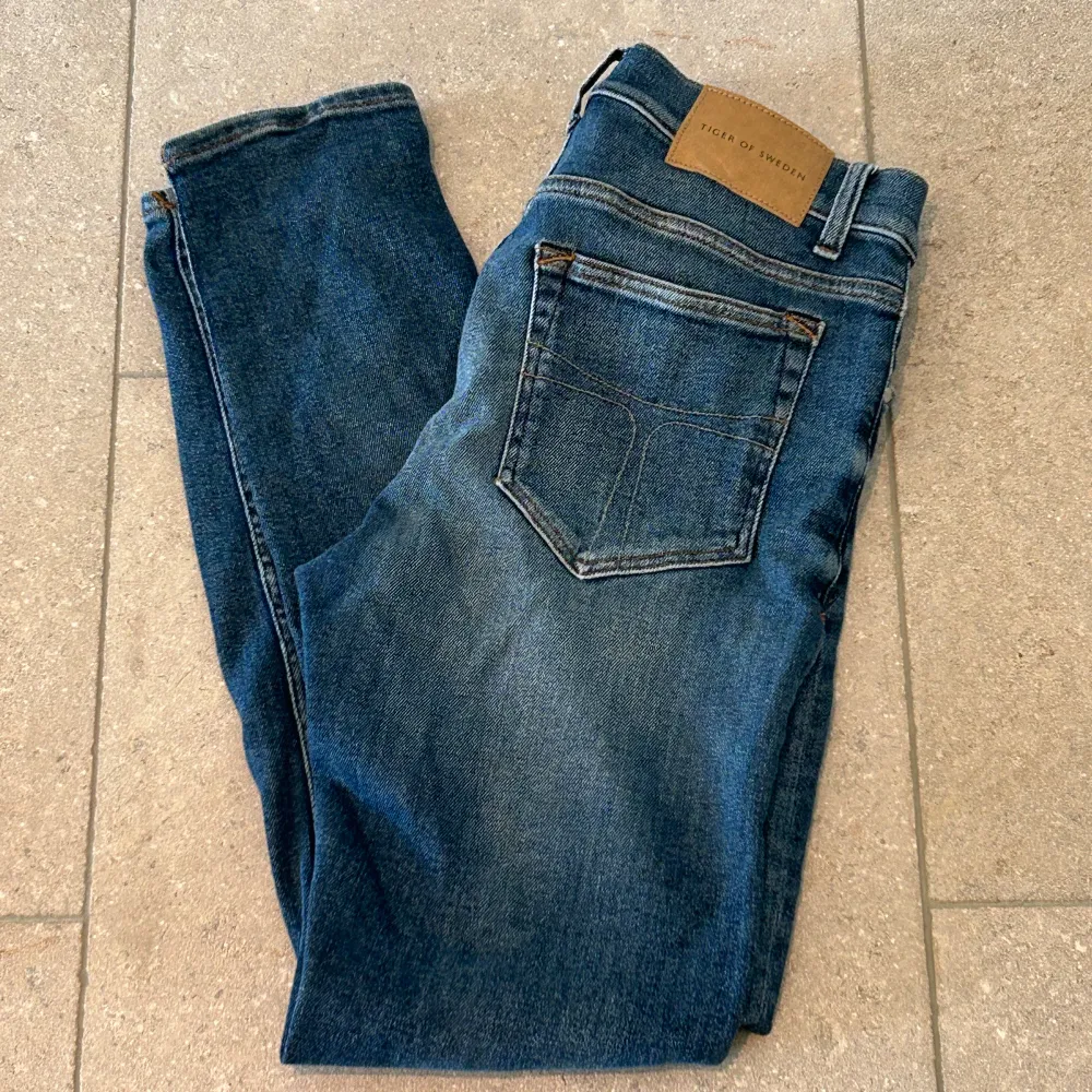 Tiger of Sweden jeans | skick 9,5/10 | Size - 31/32 | Modell - Evolve | Nypris - 1600 kr | Fraktar via PostNord eller instabox på köparens bekostnad | Om du har några frågor eller funderingar tveka inte att höra av dig!. Jeans & Byxor.