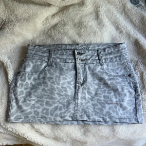 Jeanskjol - Grå leopardmönstrad jeanskjol, uppsydd nertill, bra skick💞 40cm i midjan
