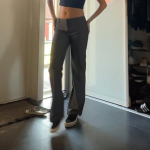 Grå kostymbyxor - Säljer mina grå-randiga kostymbyxor ifrån madlady, då dom inte har kommit till användning. Helt oanvända!💓 nypris 648kr. Priset kan diskuteras vid snabb affär!