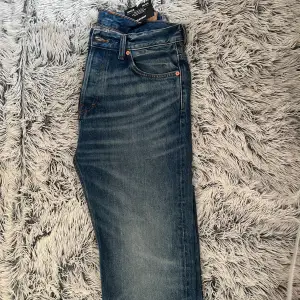 Säljer dessa snygga oanvända Weekday Straight Jeans i storlek 30x30. Hör av dig om du undrar över något🤝