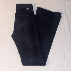 Stretchiga, svarta low flare jeans ifrån Dr. Denim. Tyvärr för korta på mig (är 172cm) (Strlk: S, Längd: 32)