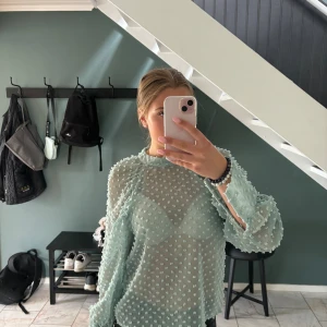 Zara blus  - Super fin blus från zara (jag köpte second hand) som tyvärr aldrig kommit till någon användo. Inga defekter på den och sen är som ny! Storlek S