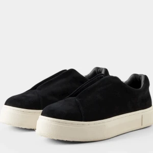 Helt Nya eytes  - Helt nya som bara legat i kartongen aldrig använt, då storleken inte passa. Dam men passar även för män. Man får skorna med kartongen, och kvitto finns om man vill det. Men köpt för några månader sen, frågor via dm;)