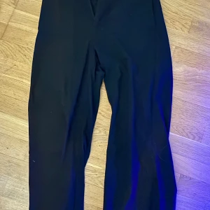 Kostymbyxor  - Använda rätt mycket. Väldigt fin passform. Bra längd i benen ( jag är 172cm) Ett väldigt bekvämt typ som samtidigt är snyggt men oxå känns som mjukis. Köpta på Lindex för 499kr säljer för 300kr. Skriv till mig om du är intresserad 