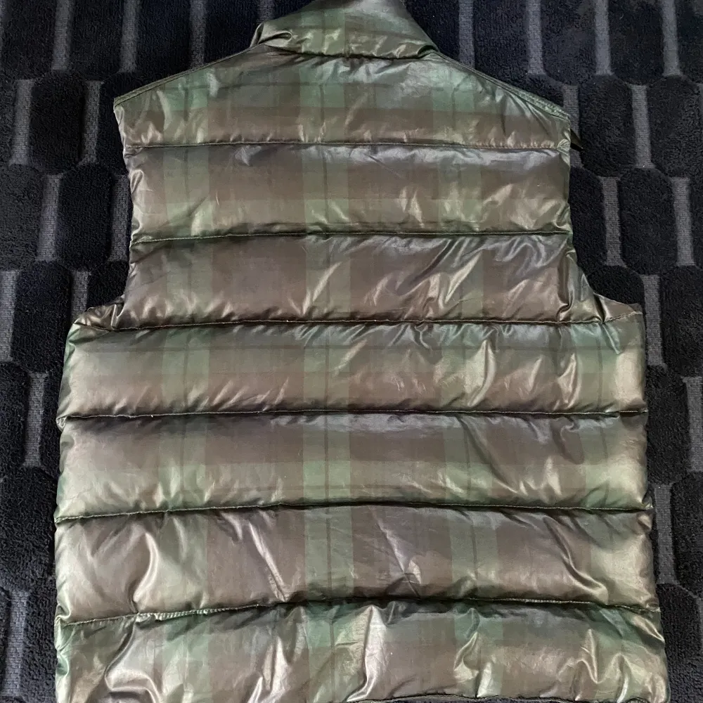 Hej, säljer nu denna snygga och unika moncler corbier down väst. Västen är i fint skick förutom att ”cartonen” har börjat släppa i sömmarna. Den är köpt på kaspersheat några år tillbaka. Självklar äkta, och bild på fakturan kan fås om så önskas.. Takit.