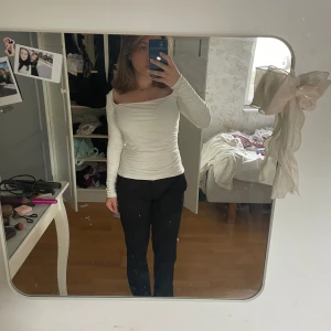 Vit tröja från bikbok🩷 - En tajt vit tröja från bikbok. I storlek s . Köptes för 400 kommer sälja för 250kr priset kan diskuteras 🩷🩷