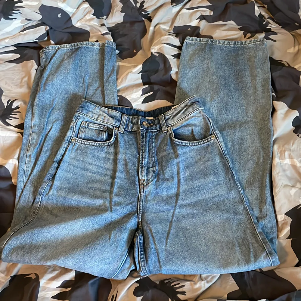 Blå jeans från H&M, mycket sparsamt använda och i bra skick!  De är i storlek 34 men passar bra på mig som vanligtvis har 36. Tveka inte att höra av er om frågor! Kontakta mig innan ni använder köp nu🥰. Jeans & Byxor.