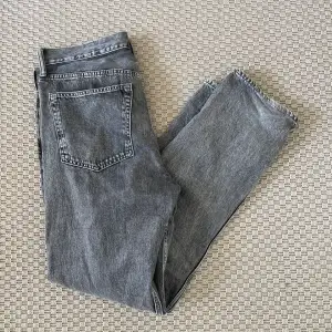 Tjena! Säljer nu dessa schyssta jeans från h&m i fint skick | Straight/relaxed fit | Modellen på bilden är 180cm | Tveka inte att kontakta mig vid eventuella frågor 🙌