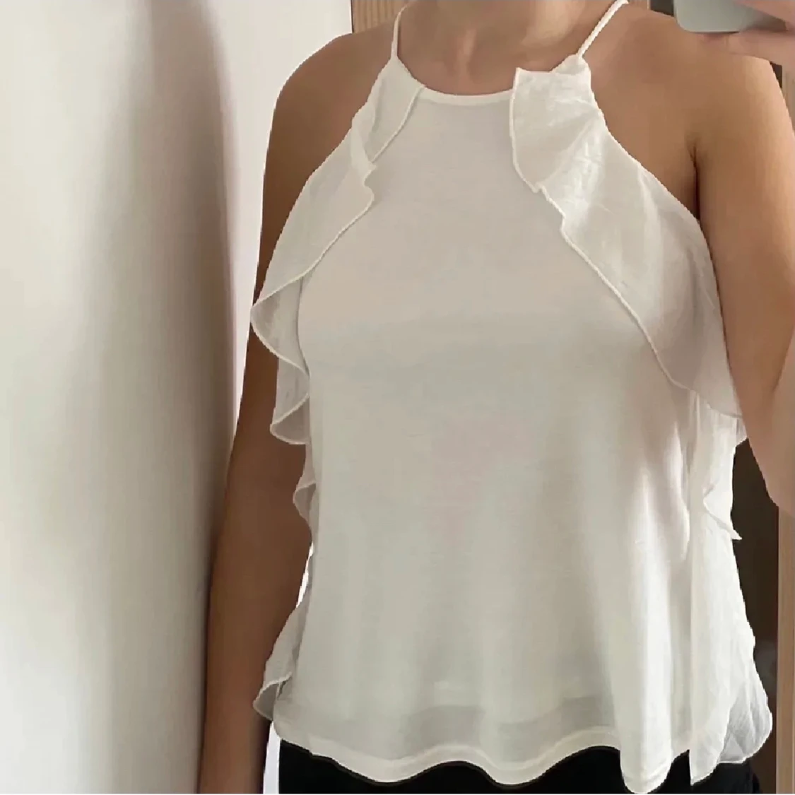 Vit topp med volanger