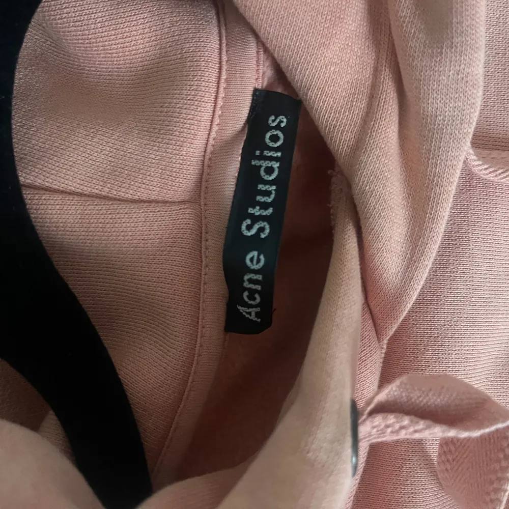 Säljer denna coola hoodie från Acne i storlek S/M beroende på hur man vill att den ska sitta💓Bra skick då den använts fåtal gången! Nypris ca 3000kr. Frakt ingår inte i priset. Kan även mötas upp i Stockholm!🙌. Hoodies.