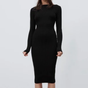 Svart långärmad klänning - Så snygg svart ribbad  klänning från Zara. Använd 1 gång 🤍