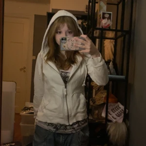 Vit hoodie💖 - Super fin vit zip up hoodie med fluff på insidan av luvan💖