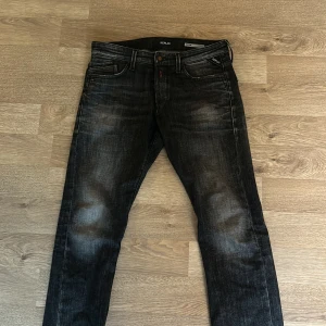 Replay jeans  - Skit snygga replay jeans i modellen ”Waitom”. Sjukt snygg  passform på denna modell. 🙌 Skick:9/10, sparsamt använda. Storlek: 31/32  Köpta för ca 1500kr 