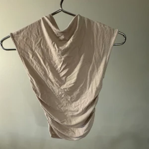 Topp från Gina Tricot - En nästan helt oanvänd topp från Gina Tricot. Xs