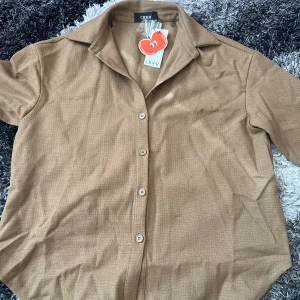 Beige skjorta  - Beige skjorta storlek Xs från cider, köpt för 400kr, aldrig använd, oversized.