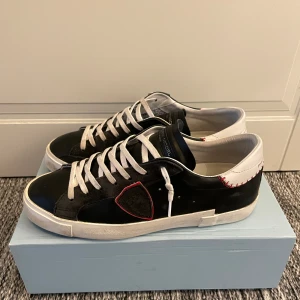 Philippe Model Skor  - Säljer ett par sjuka Philippe Model skor i storlek 42! Skick på skorna är 7,5/10. Väldigt stilrena och unika, boxen och tag kommer med. Hör av dig vid fråga eller fundering! Nypris på skorna: 3600kr.