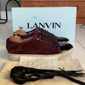 Lanvin skor - Ett par vinröda lanvin skor i mycket bra skick  Använda 2-3 gånger pris kan diskuteras vid snabb köp!!  