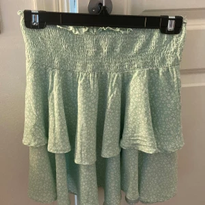 Volang kjol  - Volang kjol med smock i midjan, den är i mycket bra skick och sparsamt använd💞