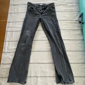 Gina Tricot Flared jeans, Storlek 164, bra skick, sparsamt använda. Lite för korta för mig som är 163. 