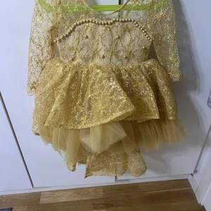  barnklänning  - Barnklänning använd bara 1 gång. Storlek 92