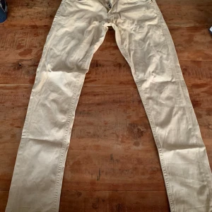 Dondup Jeans/chinos - Dondup jeans/chinos i storlek 31. Bra skick men lite skrynklig