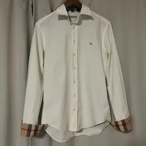 Säljer denna burberry skjorta i färgen vit. Storleken på skjortan är M. Skjortan är i väldigt bra skick. Skriv om du har några frågor. Pris kan diskuteras vid snabb affär.